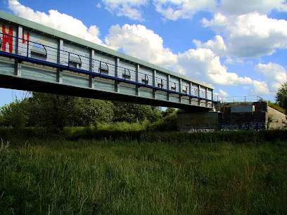 Zakrzywiony most pieszy nad Bystrzycą